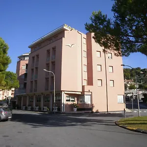 https://hotel-i-due-gabbiani.hotelitalianriviera.com